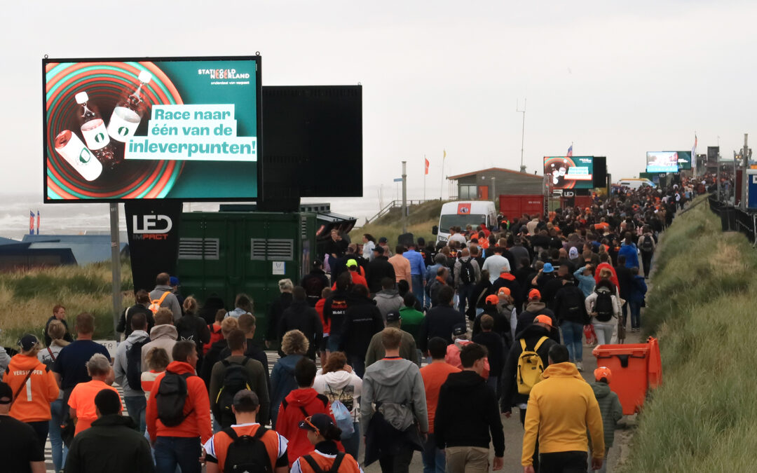 LED schermen op boulevard tijdens Formule 1 Zandvoort